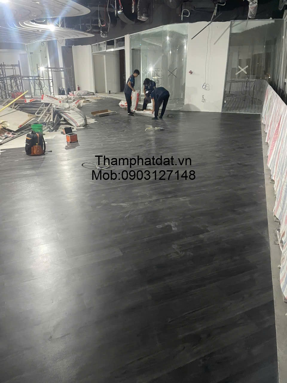 Sàn nhựa vinyl giả vân gỗ màu đen tối 